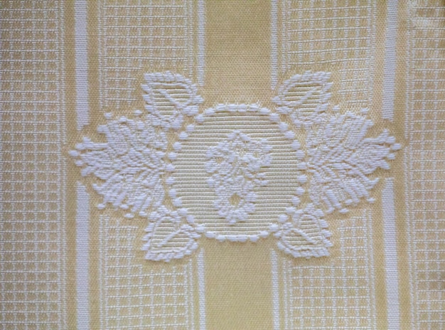 haftowane motywy na materiale